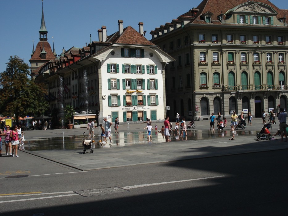 Bundesplatz mit Wasserspiel im Sommer