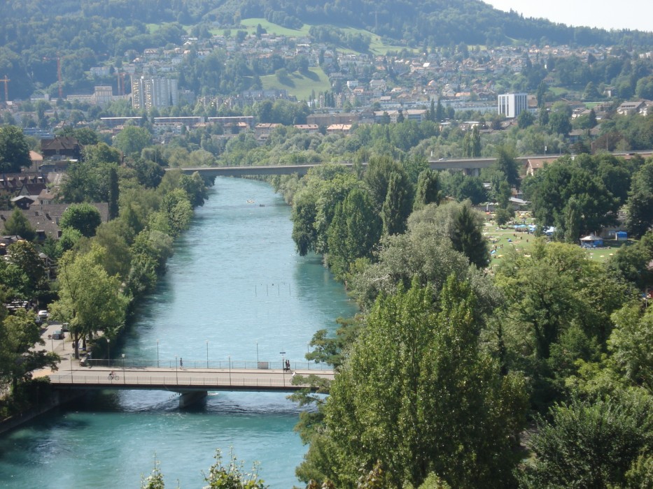 Aare und Marzili (auf der rechten Seite)