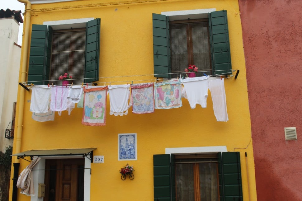 Gelbes Haus mit Wäsche in Burano