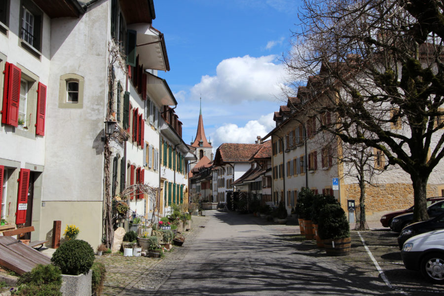 Murten: Schloss, Ringmauer und Nidelkuchen am Murtensee