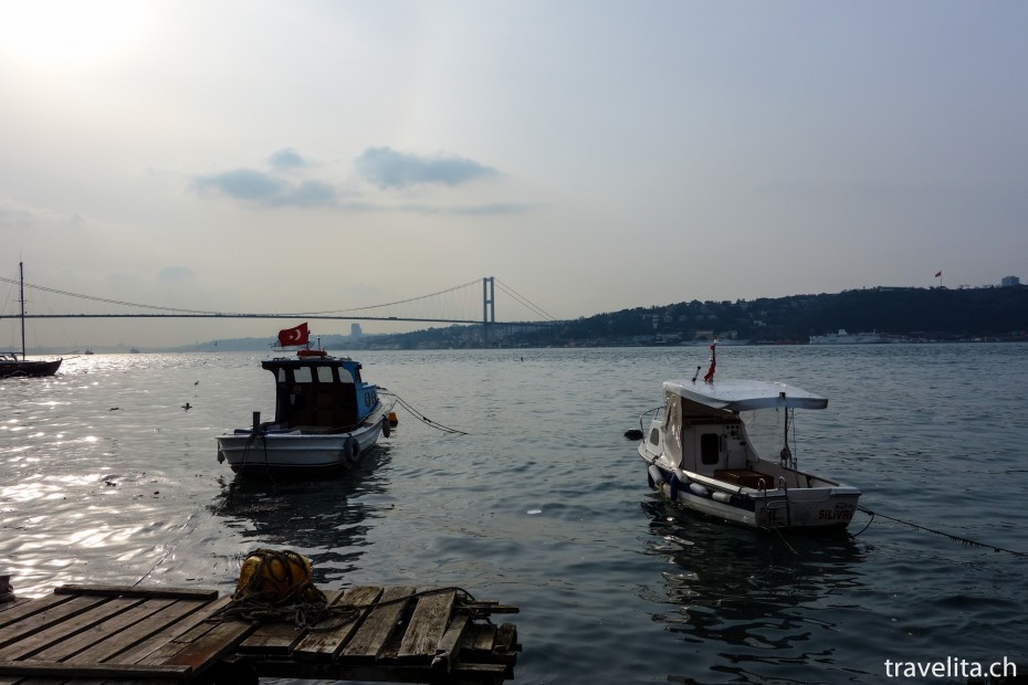 Schiffe-Bosporus-Bruecke-Istanbul