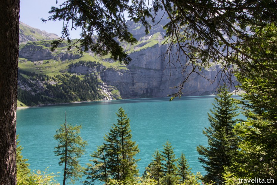 Oeschinensee mit Wasserfall