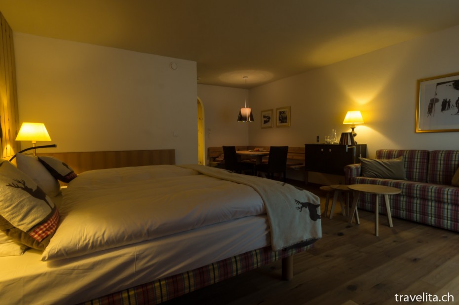 Alpenchic Zimmer im Hotel Piz Buin Klosters mit Sofa
