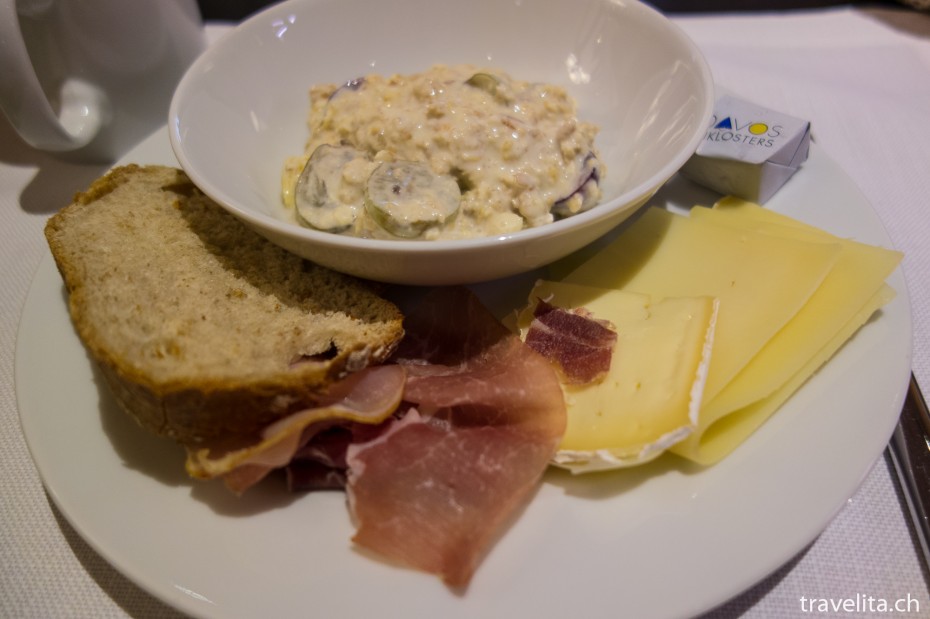 Müesli, Brot, Speck und Käse