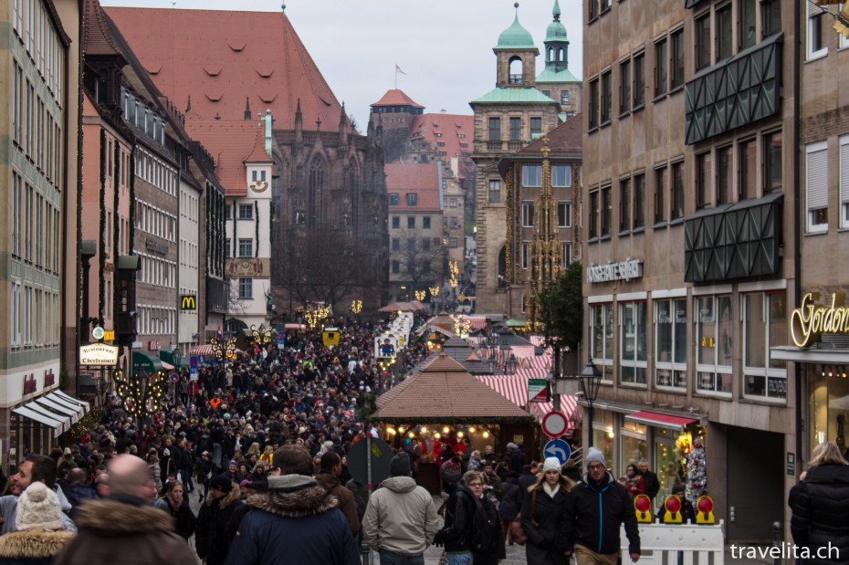 Sicht über den Christkindlesmarkt Richtung Kaiserstallung