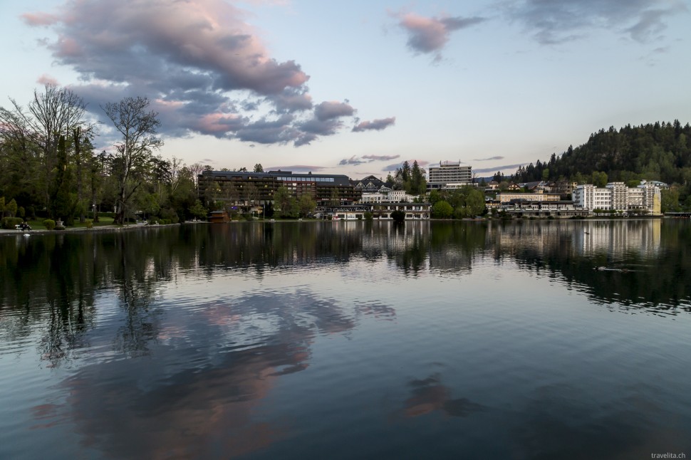 Blick auf das Hotel Park und das Ufer vom Bleder See