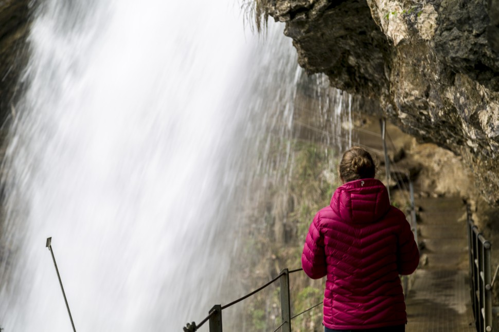 Unter dem Giessbachfall