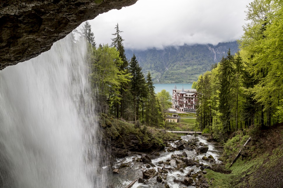 Sicht auf das Grandhotel Giessbach vom Giessbachfall