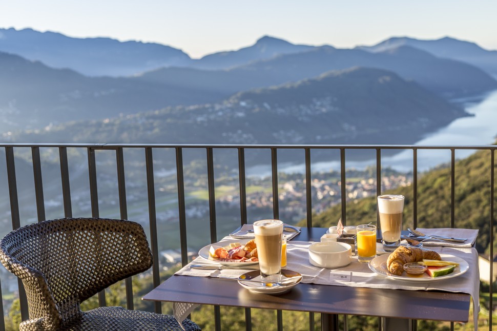 Kurhaus-Cademario-Frühstück-Terrasse