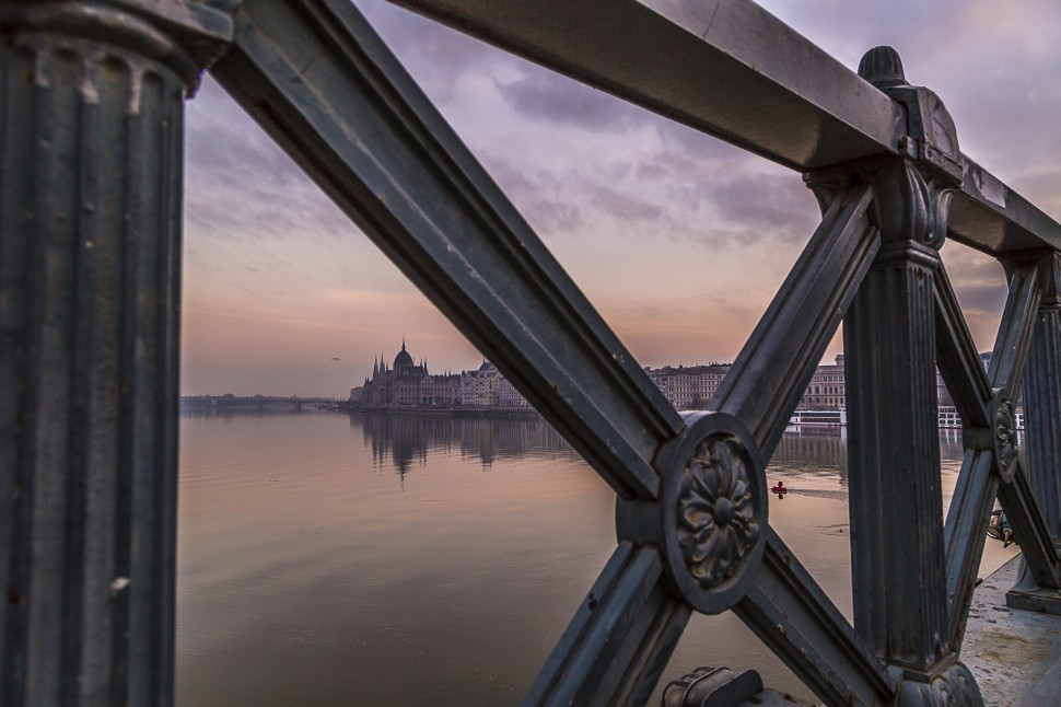 Donau-Kettenbruecke-Parlament