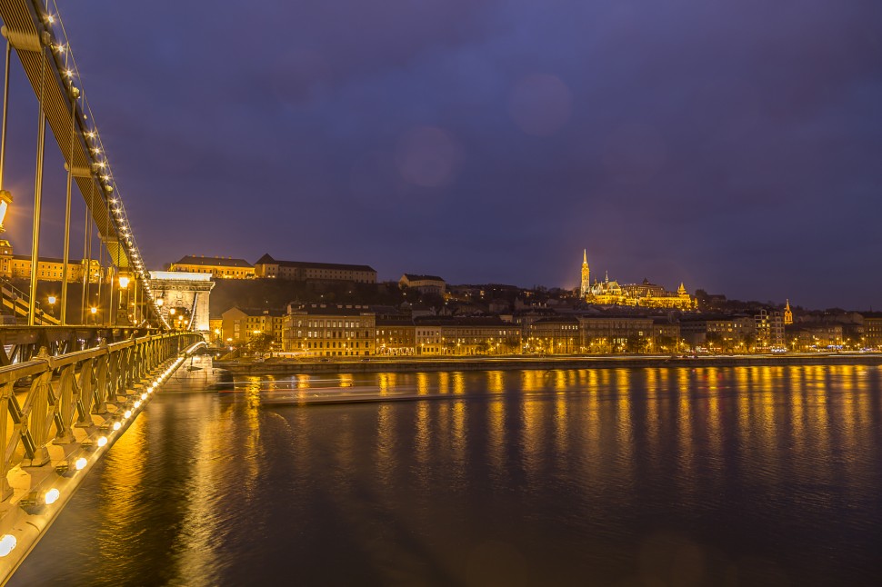 Chain-bridge-budahill-night