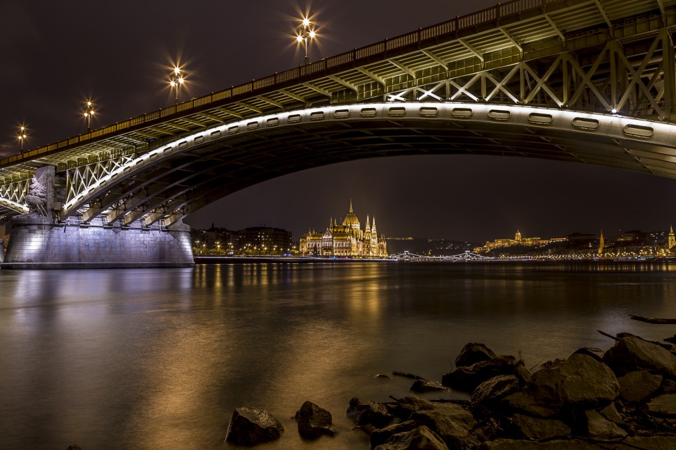 budapest-parlamient-by-night