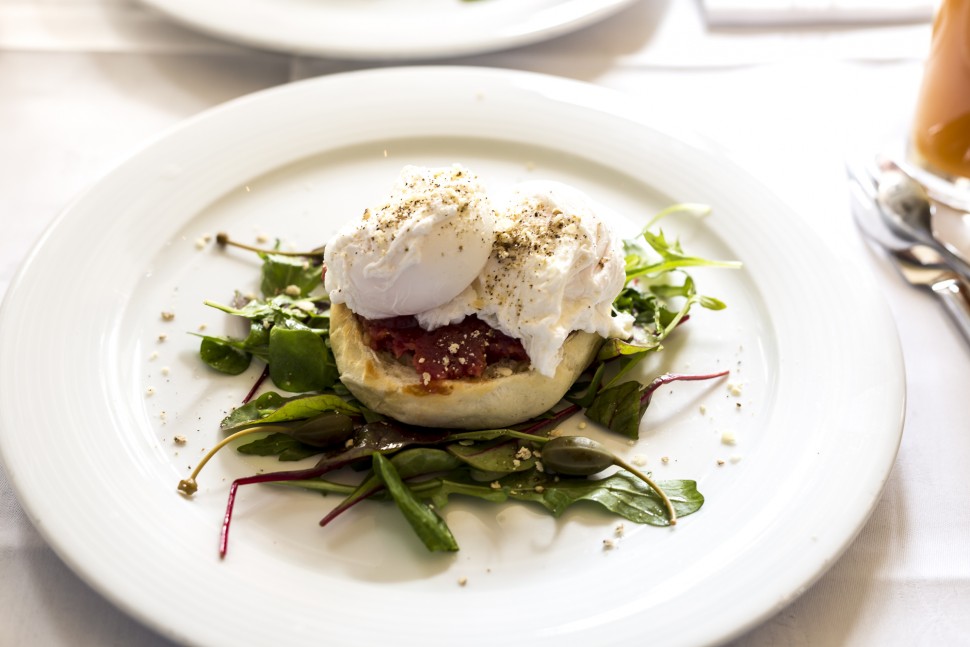 Egg Benedict mit Tartar beim Brunch in Thun