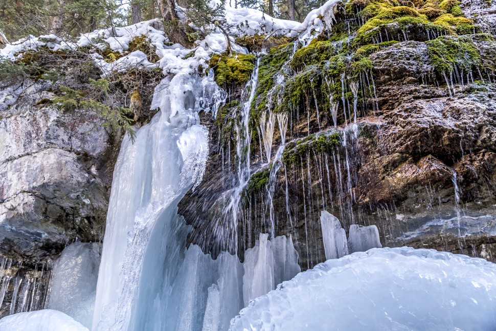 Jasper-Maligne-Canyon-Winter