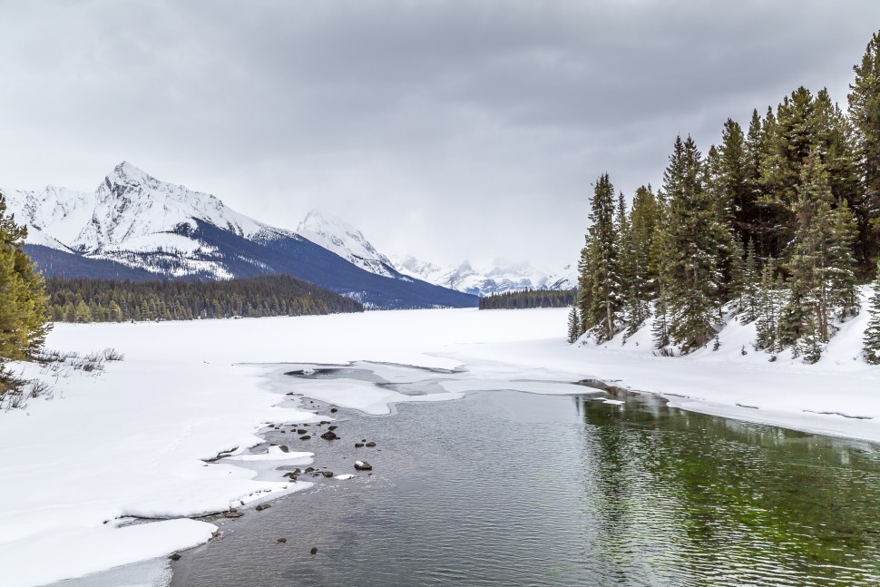 Maligne-Lake-Winter