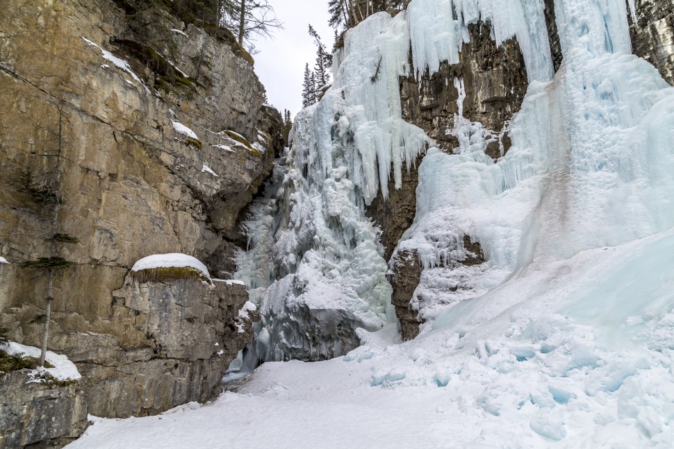 johnston-canyon-ice-walk-upper-fall