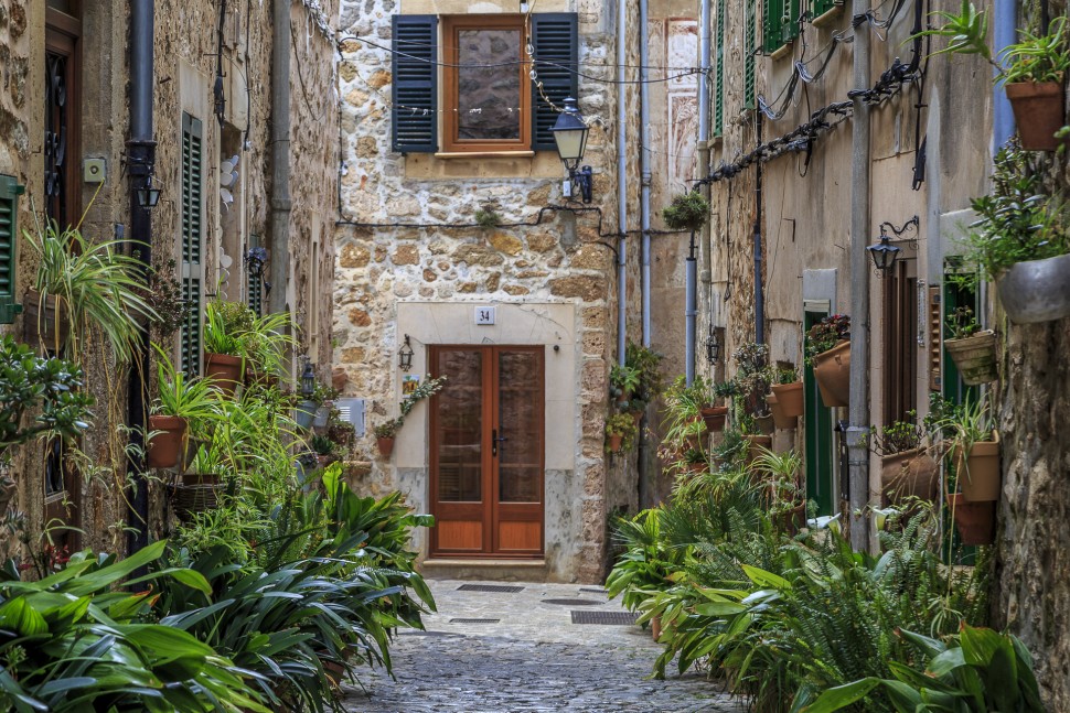 valldemossa-beautiful-streets