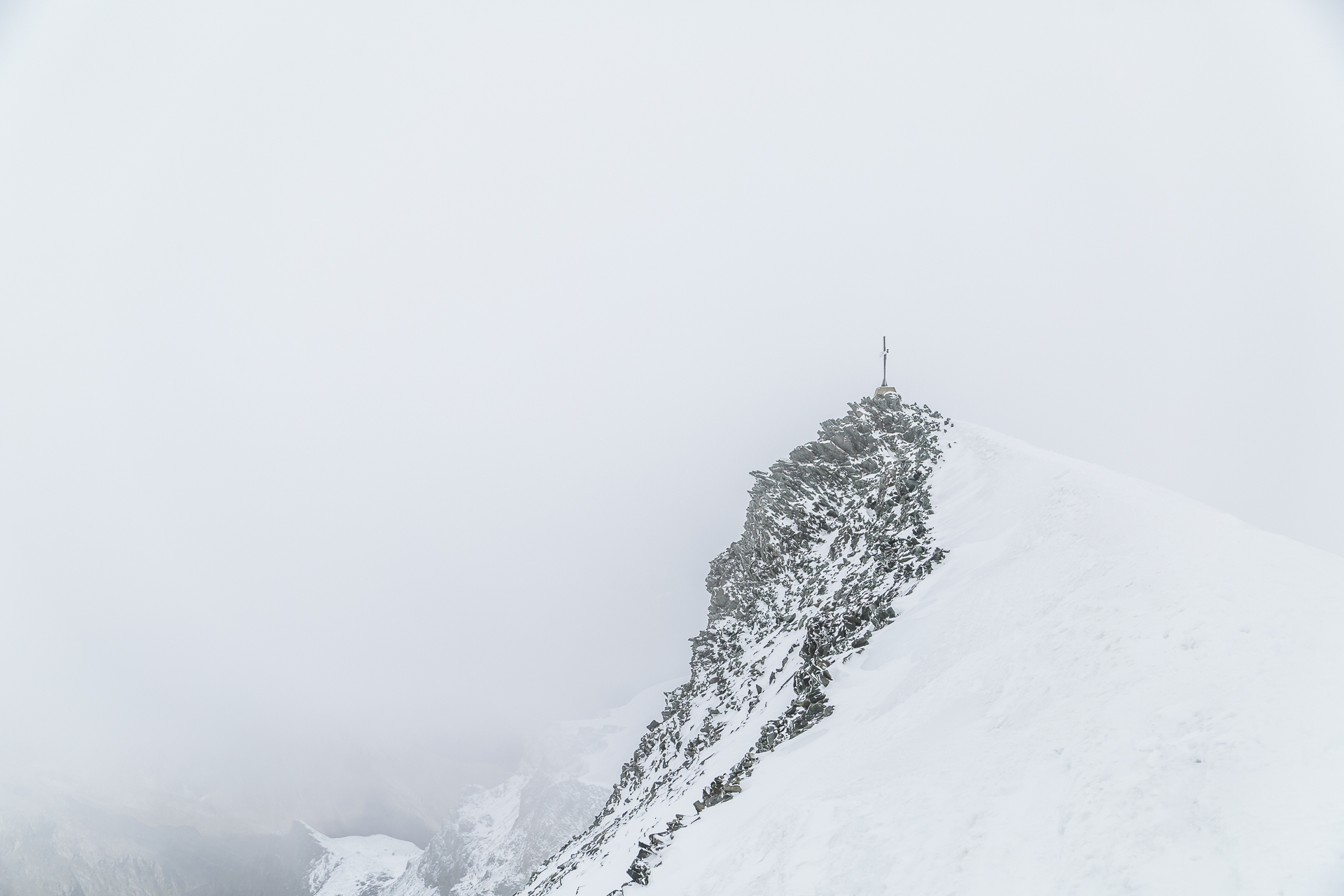 Allalinhorn Gipfel im Nebel