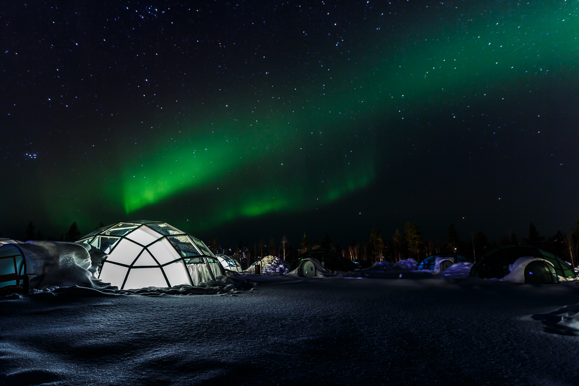 Иглы деревня. Kakslauttanen Igloo Village Финляндия. Глэмпинг Финляндия Северное сияние. Igloo Village Kakslauttanen Финляндия, Саариселькя. Деревня иглу Какслауттанен, Финляндия.