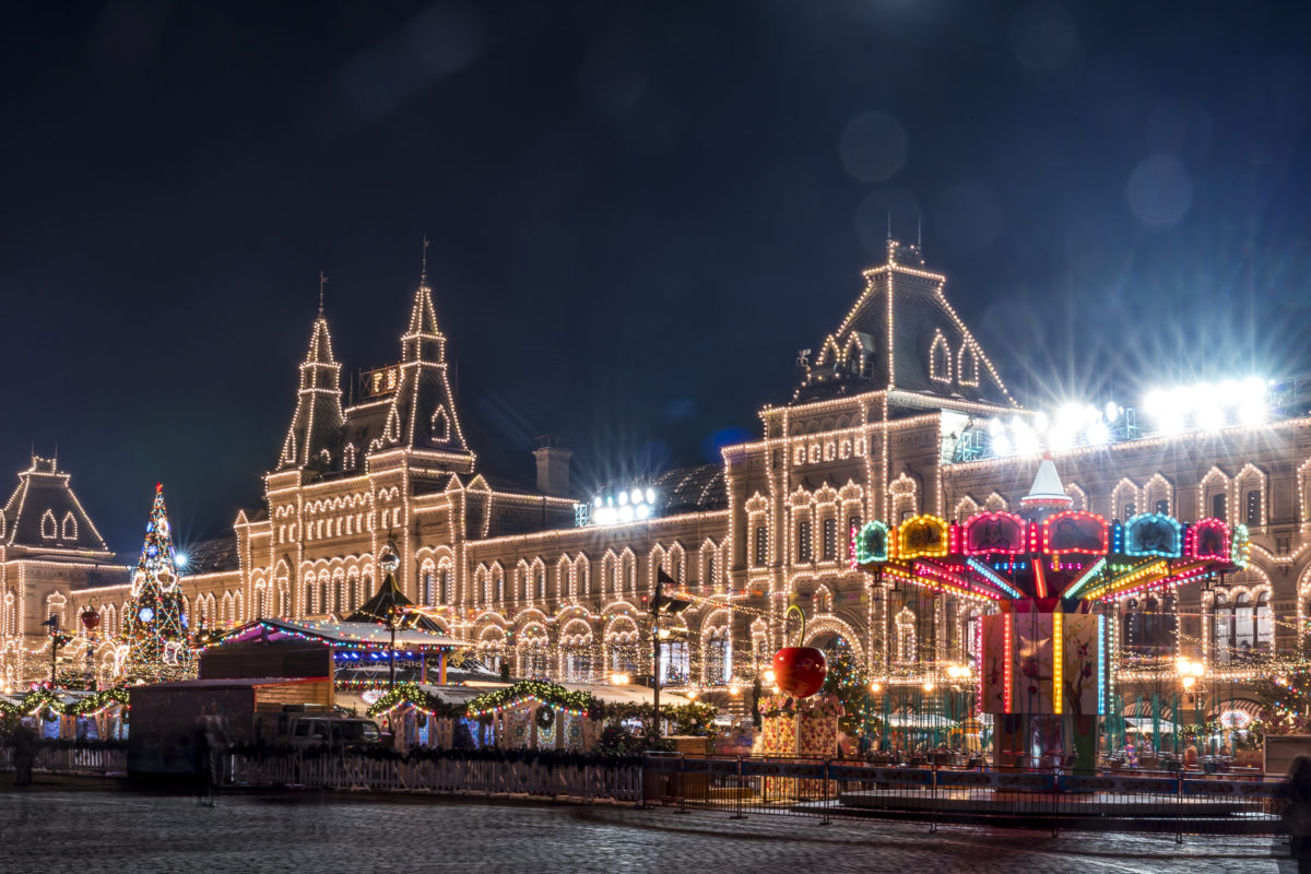 Roter Platz und Gum im Winter