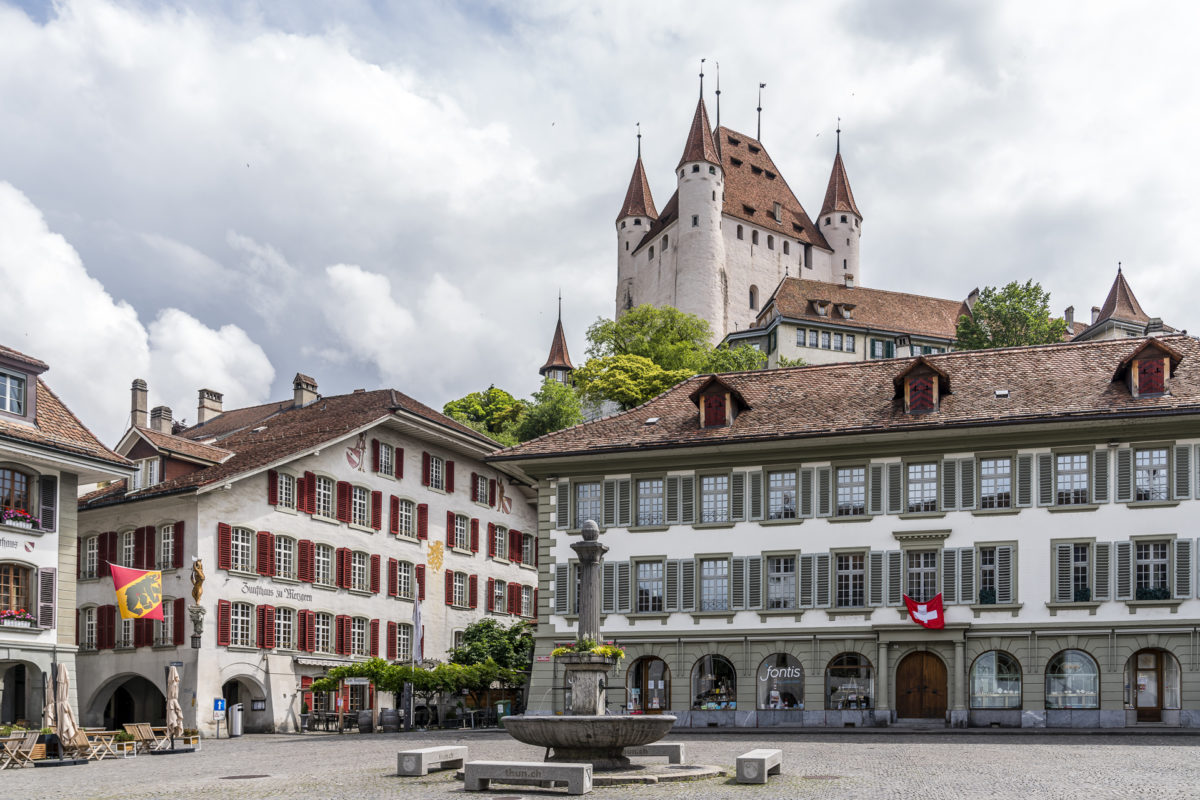 Rathausplatz und Schloss Thun