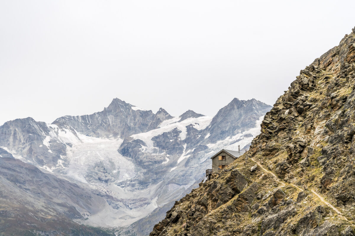 Kinhütte mit Weisshorn