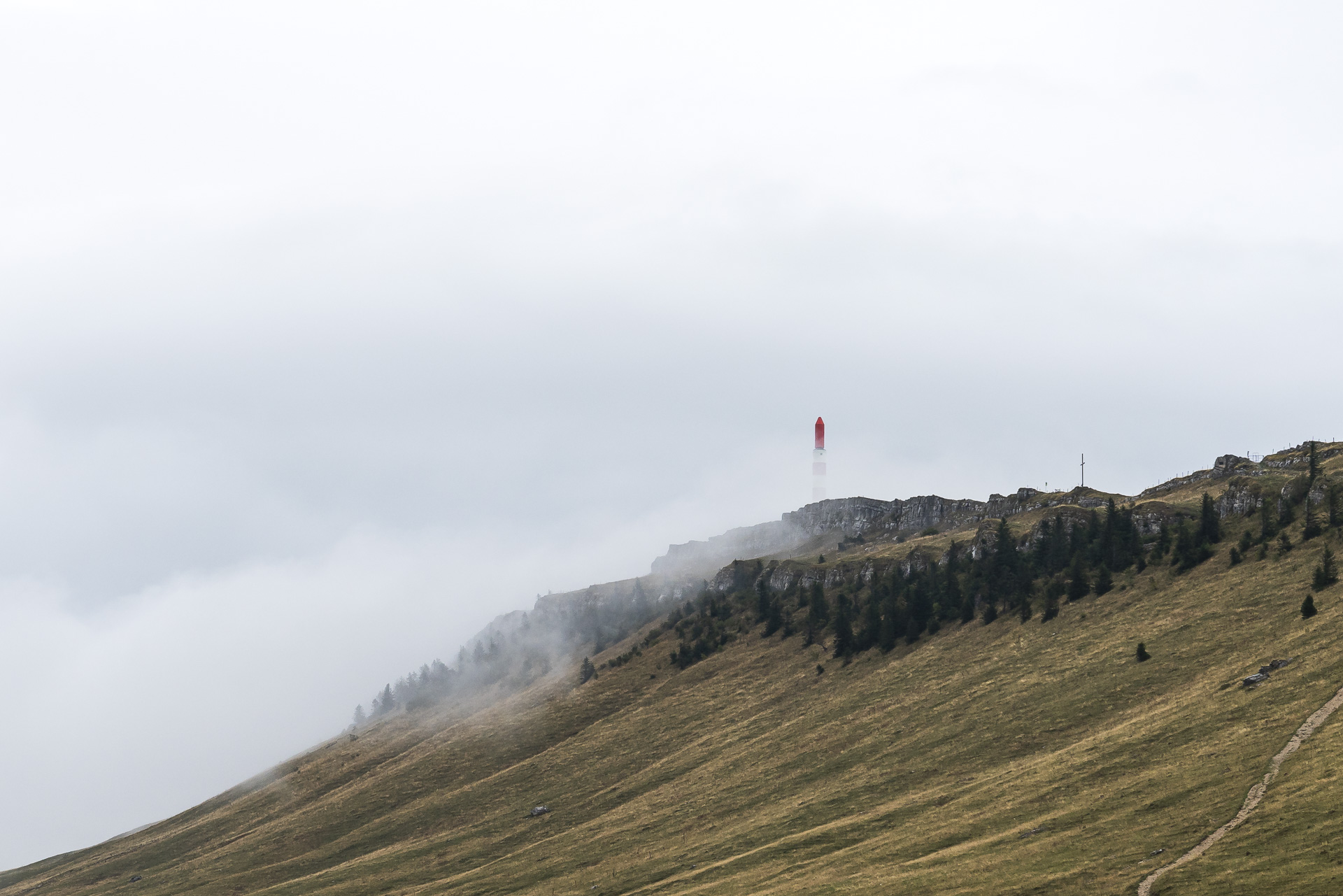 Chasseral Sendeturm im Nebel