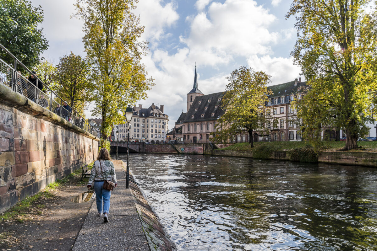 Spaziergang entlang der Ill in Strassburg