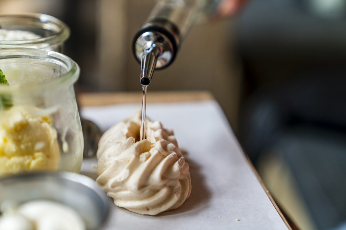 Meringue mit Kirsch füllen