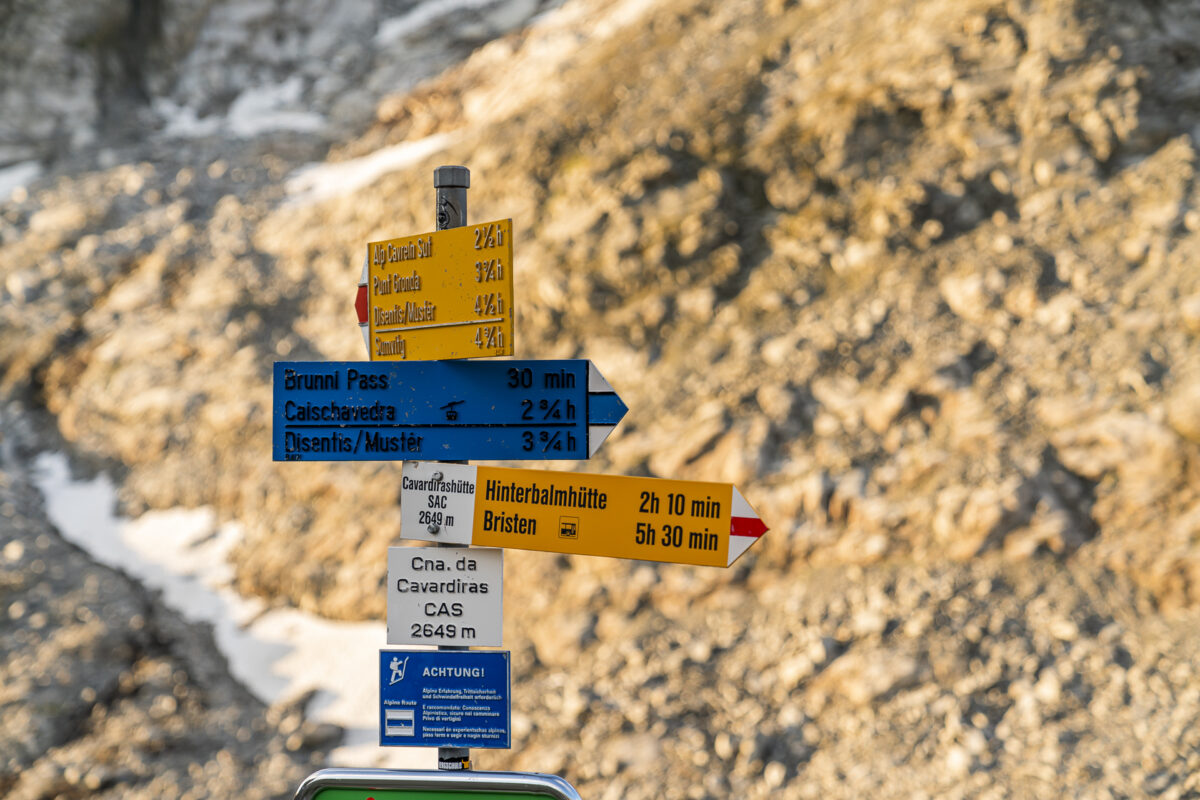 Wegweiser Cavardirashütte Wanderungen