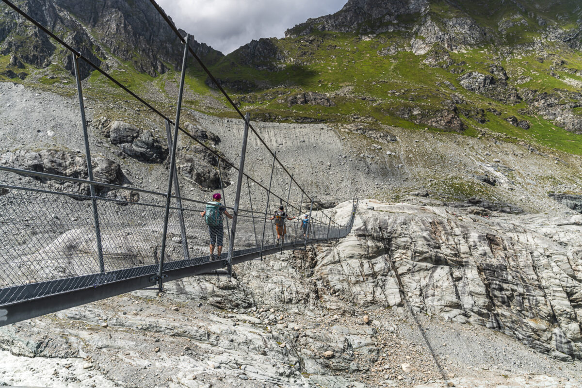 Hängebrücke über Gletschermoräne