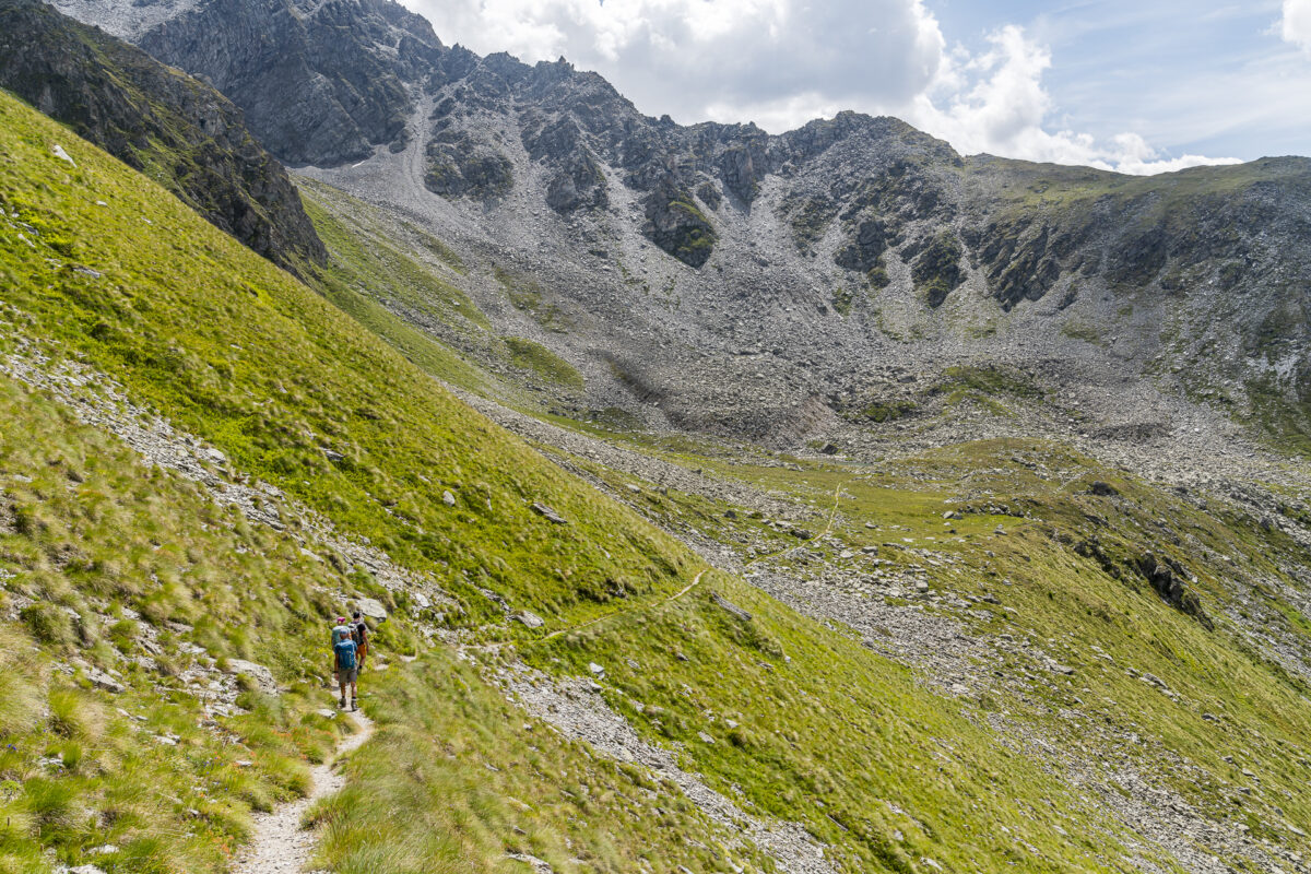 Abstieg auf dem Alpenpässe-Weg ins Val d'Entremont