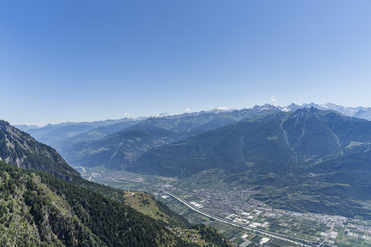 Panoramablick von der Tour du Grand Chavalard ins Rhonetal