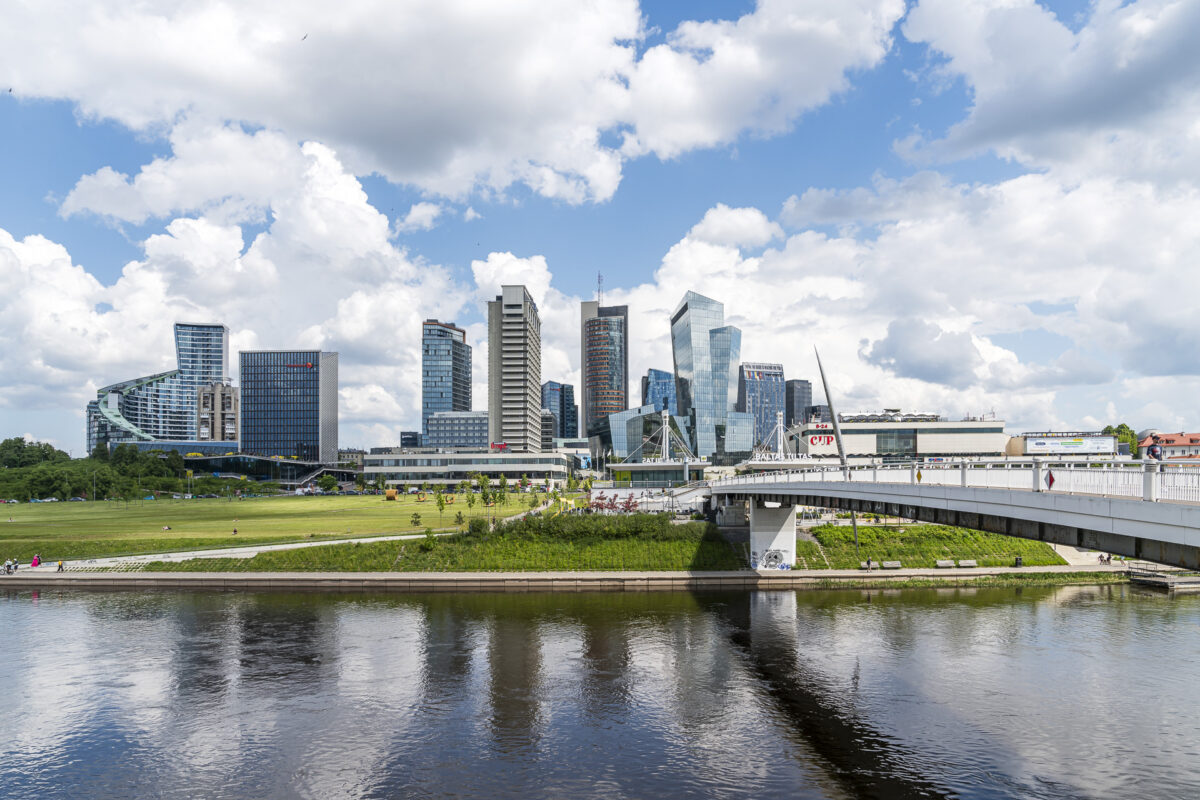 Moderne Skyline von Vilnius mit Hochhäusern jenseits der Neris