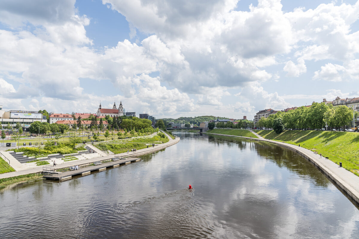Begrüntes Neris Flussufer in Vilnius