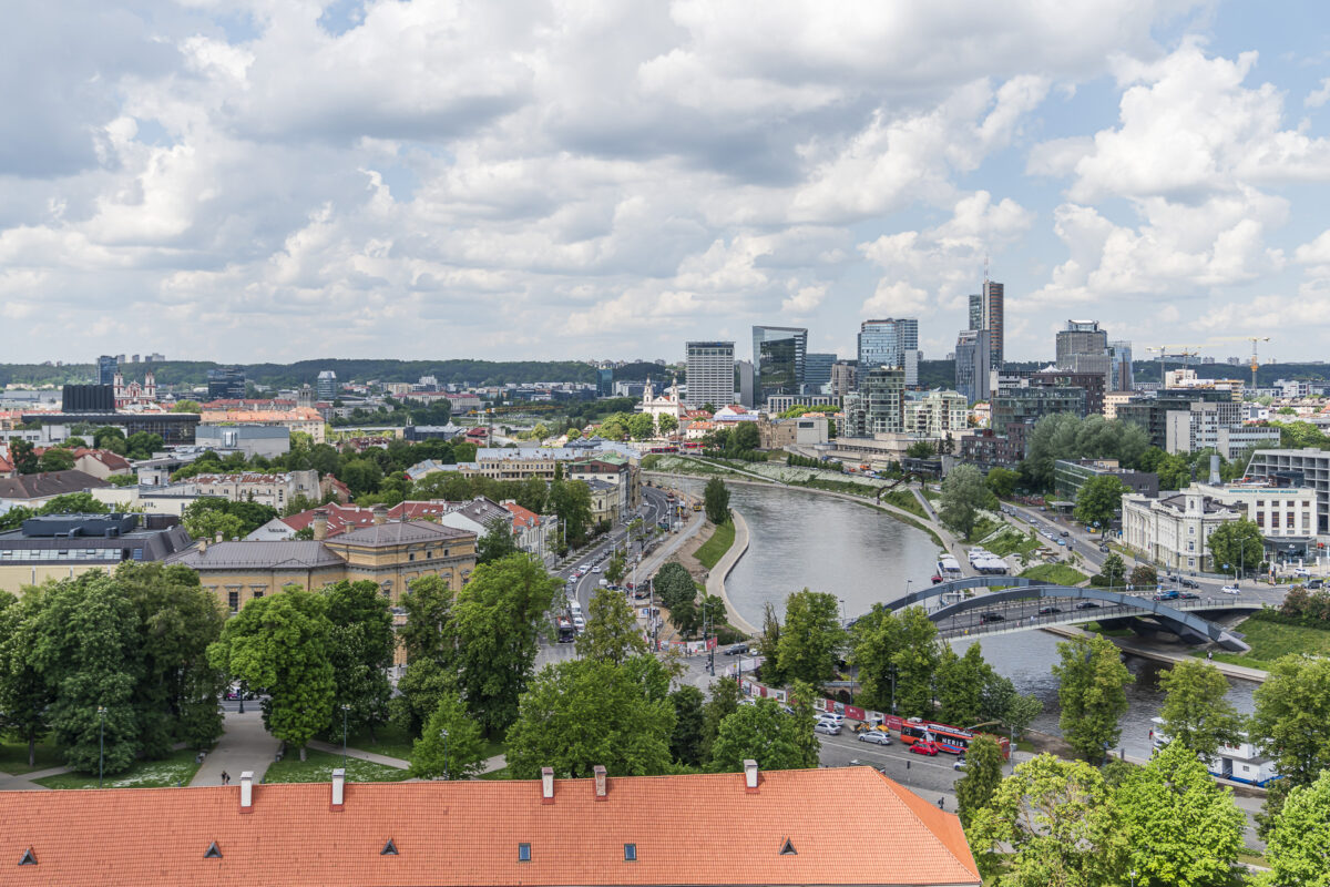 Panorama vom Gediminas-Turm über die roten Dächer von Vilnius