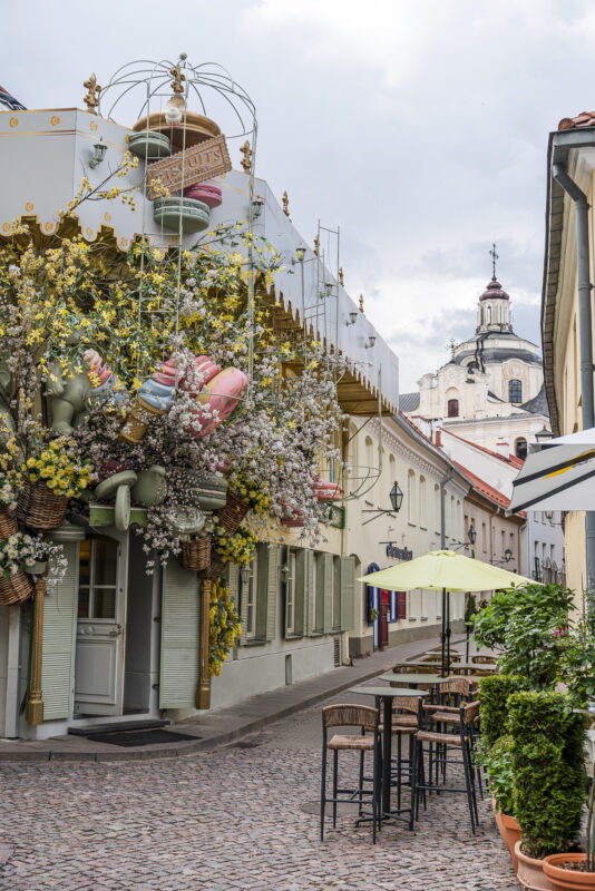 Altstadtgasse in der Altstadt von Vilnius mit Kopfsteinpflaster
