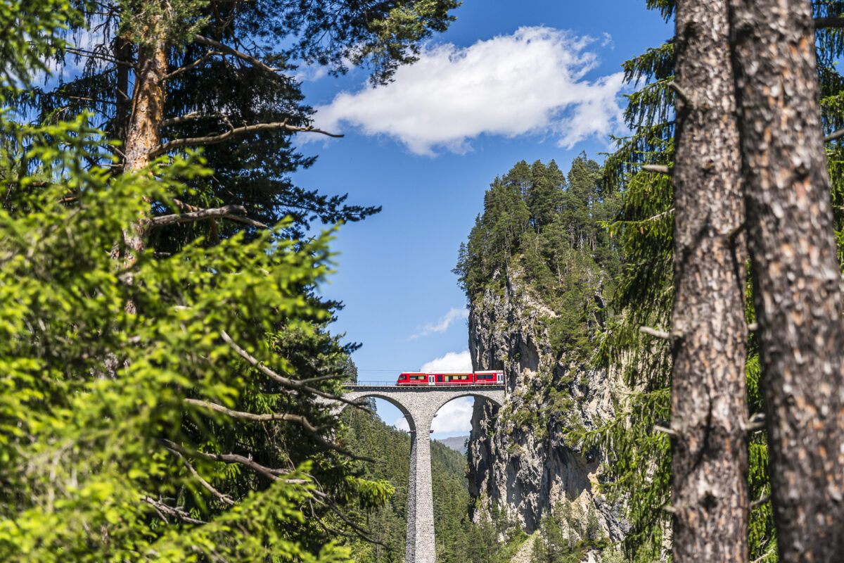 Landwasserviadukt mit Zug