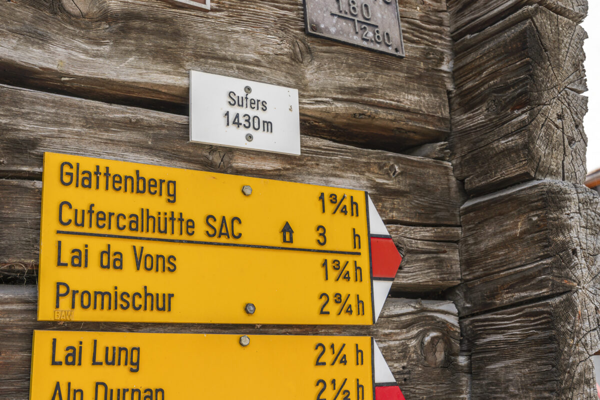 Wegweiser in Sufers zur Cufercalhütte