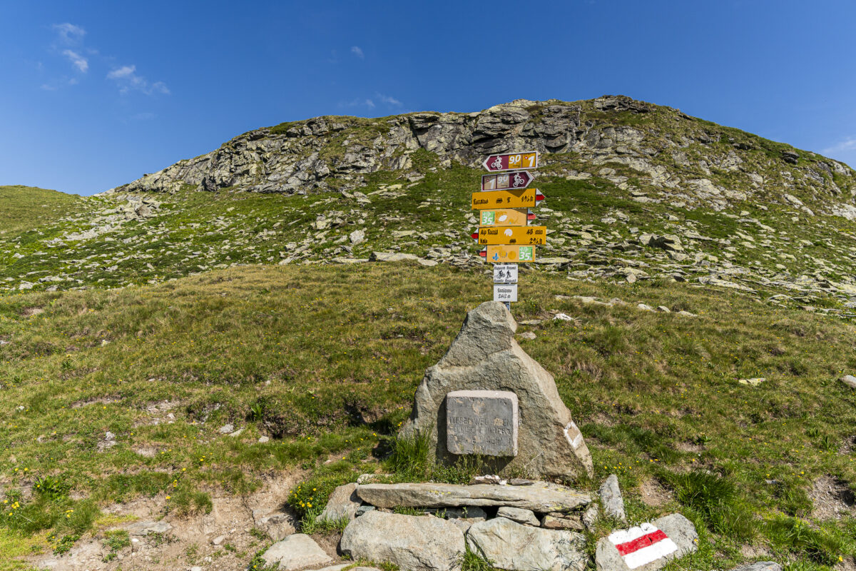 Tomülpass Wegweiser