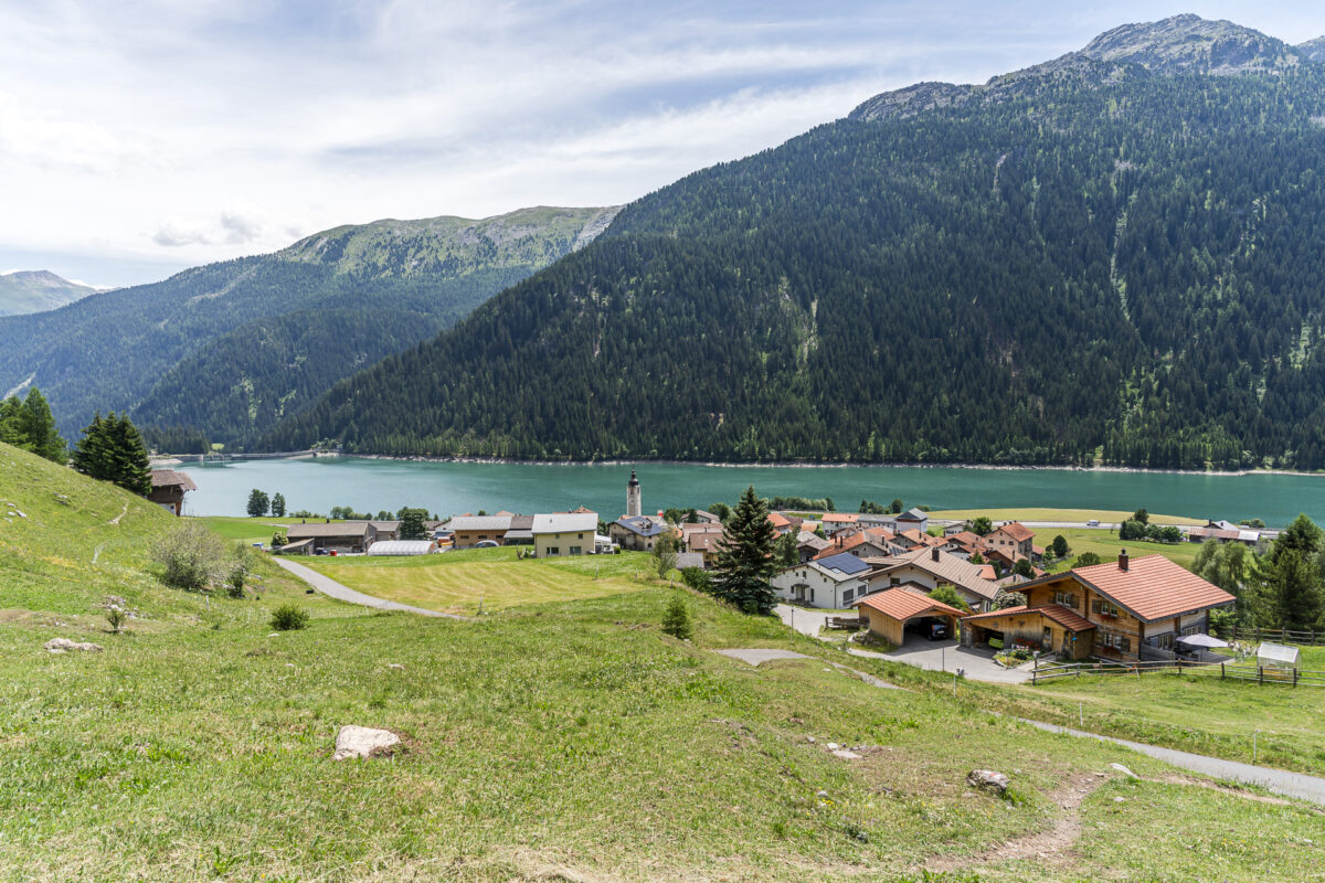 Blick auf Sufers und den Sufnersee
