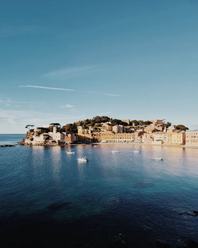 10 Tage Ligurien und Toskana im Winter? Yep, das ist definitiv eine gute Idee! Unsere Route: Sestri Levante > Vernazza > Viareggio > Florenz (alles mit dem Zug) 

Und hier unsere Tipps im Schnelldurchlauf zum Abspeichern 💾 

Unterkünfte 🏨 

Sestri (bzw. Cavi): @casapernice
(liebevoll geführtes B&B etwas ab vom Schuss, aber dafür mit herrlicher Aussicht und perfekt zum entspannen (Sestri ist mit dem Bus in 10min erreichbar)) 

Vernazza: @lamala_vernazza
(B&B mitten in Vernazza. Perfekt gelegen, um die 5 Terre zu Fuss/mit dem Zug zu erkunden. Zimmer Nr. 31 punktet zudem mit Meerblick) 

Viareggio: @grandhotelprincipedipiemonte 
(ikonisches, historisches und direkt an der Strandpromenade gelegenes 5-Sterne-Hotel. Top Frühstück und rooftop Pool) 

Florenz: @casagfirenze 
(nennt sich selbst Boutique Hotel - meiner Meinung nach ist es eher ein B&B - geschmacksvoll eingerichtet und zentral gelegen, ideal für alle, die mit dem Zug anreisen) 

Restaurants/Bars (top picks) 🍽🥂 

Ristorante Bistrot in Forte dei Marmi (fine dining)
Il Gattaccio in Vernazza (bestes seafood)
Manifattura (Cocktailbar in Florenz, wo ausschliesslich mit italienischen Produkten gearbeitet wird) 

Aktivitäten 🥾🏛🏖 (Tipps für die Nebensaison!) 

📍 Wandern an der ligurischen Küste (es gibt unzählige gut ausgeschilderte Wege) 
📍 Durch Sestri Levante bummeln
📍 Der Uferpromenade von Viareggio entlang flanieren
📍 Von Viareggio aus einen Tagesausflug nach Lucca und/oder Pisa unternehmen
📍 Sonnenuntergänge bestaunen
📍 In der Sonne sitzen und ein Buch lesen
📍 Im Palazzo Strozzi zeitgenössische Kunst angucken (eine der etwas weniger überlaufenen Sehenswürdigkeiten in Florenz)
📍 Den wiedereröffneten Vasari-Korridor ablaufen
📍 In der Pasticceria Buonamici einen guten Cappuccino unter Locals geniessen
📍Zum Aperitivo einen der gemütlichen Sitzbänke in der Bar Giacosa 1815 ergattern und mit einem Negroni Spritz anstossen 

#italia #liguria #tuscany #traveltips