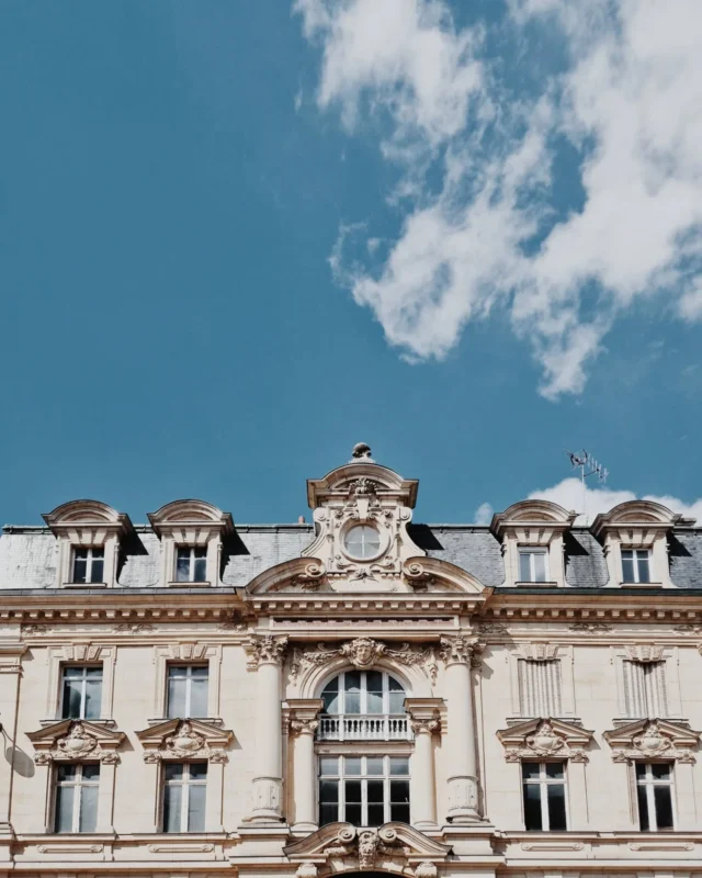 Ostern Städtetrip Idee Nr. 387 ||

Diesmal machte die inoffizielle Hauptstadt der Weinbauregion Champagne Reims das Rennen. Nachdem wir letztes Jahr in Grenoble etwas Wetterpech hatten, zeigte sich der Nordosten Frankreichs diesmal von seiner freundlichen Seite.

Hier gibt's nun für alle Städtetrips-Interessierten meine 10 Reims Tipps zum 💾

🚄 Anreise mit dem TER/TGV via Strassburg

🏨 Übernachten Im Best Western Premier de la Paix. Top Lage in Gehdistanz zum Bahnhof und den Sehenwürdigkeiten

📷 die gothische Cathédrale Notre-Dame de Reims, der Stadtpalast Palais du Tau, die Basilika und das Abteimuseum Saint-Remi gehören zum UNESCO-Welterbe und sind die top Sehenswürdigkeiten von Reims

🖼 In der Kathedrale können auch Chagall-Fenster bewundert werden. Das Musée des Beaux-Arts hat hingehen aktuell leider zwecks Renovation geschlossen

🍾 Das Anbaugebiet der Champagne inklusive der Häuser und Keller ist ebenfalls als UNESCO Welterbe klassiert. Es gibt viele Möglichkeiten für Kellerführungem und Degustationen. Haben wir bewusst ausgelassen (habe schon genug Weinkeller besichtigt 😅). Stattdessen haben wir die Möglichkeit genutzt, in den Weinbars glasweise verschiedene Kleinproduzenten zu probieren. Besonders nett wars in der Bar a Vin La Vertu und 'Wine bar par le Vintage'. 

⛪️ Mit dem Zug lässt sich übrigens auch gut eine Halbtagesausflug nach Epernay unternehmen. Hier befindet sich auch die 'Avenue de Champagne' mit verschiedenen namhaften Häusern

🏠 In Reims finden sich besonders viele Art-Déco Gebäude, da die Stadt im 1. Weltkrieg stark zerstört wurde und in den 1920er viele neue Bauten erstellt wurde. Dieses Jahr wird 100 Jahre Art-Déco gefeiert und es gibt verschiedene Rundgänge. Eindrücklich ist der Blick in die Villa Demoiselle, die zu Vranken/Pommery gehört 

🍽 fine dining geht sowohl in L'Assiette Champenoise (⭐️⭐️⭐️) als auch im Racine (⭐️⭐️) hervorragend. Bei beiden gibt's zudem Champagner-Pairings. Mein Favorit: das L'Assiette Champenoise - hier ist auch à la carte Lunch möglich

☕️ Guten Kaffee gibt's auch; und zwar bei Mocklair Coffee Roasters

🥾 Reims ist fussgängerfreundlich und eignet sich zum Flanieren

#reims
#champagne
#citytrip