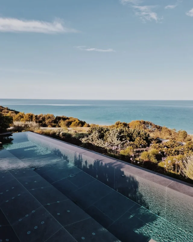 Ihr alle wolltet wissen, wo genau sich dieser Pool befindet - die Antwort: im Adler Spa Sicilia 🌊 Noch fast schöner als der Pool ist aber die nahezu unberührte Küstenlandschaft rundherum. 

Sowieso: die vielfältige und jetzt im Mai wunderbar blühende Vegetation Siziliens hat mich richtig begeistert. 

Wart ihr schon mal auf Sizilien und wo hat es euch am besten gefallen?

#italy #sicily #travelinspiration